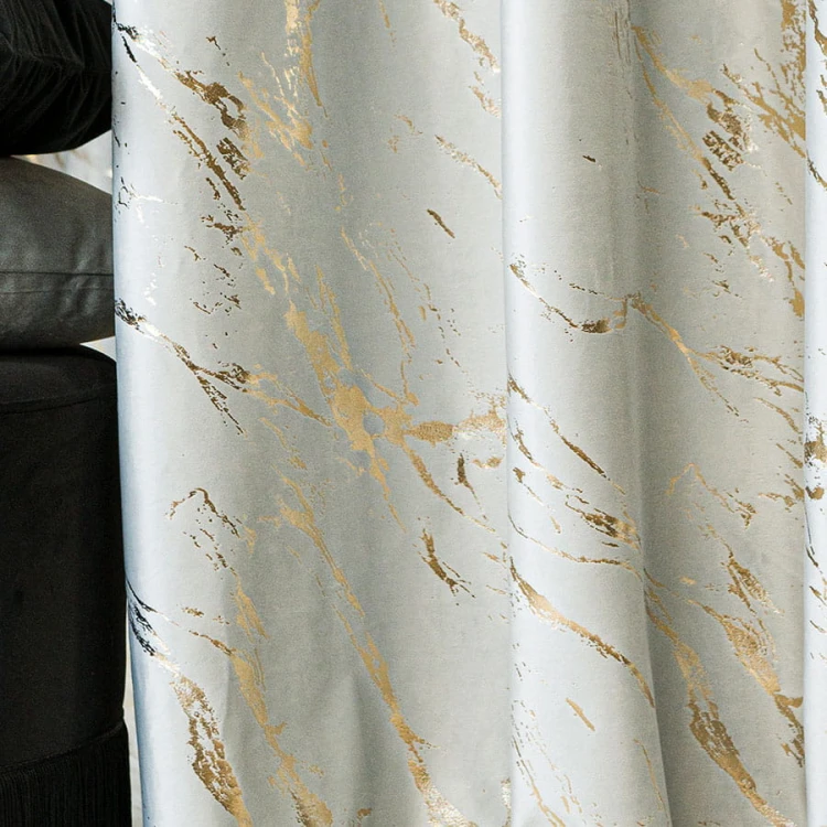 MARMA Zasłona gotowa na taśmie, szerokość 140cm x wysokość 250cm, kolor 021 pastelowy szary ze złotym nadrukiem na VELVI TD0033/ZGT/021/140250/1