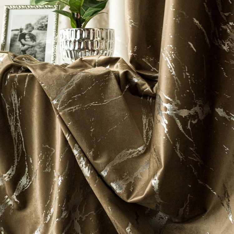 MARMA Zasłona gotowa na taśmie, szerokość 140cm x wysokość 250cm, kolor 002 brązowy ze srebrnym nadrukiem na VELVI TD0037/ZGT/002/140250/1