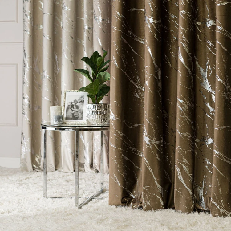 MARMA Zasłona gotowa na taśmie, szerokość 140cm x wysokość 250cm, kolor 002 brązowy ze srebrnym nadrukiem na VELVI TD0037/ZGT/002/140250/1