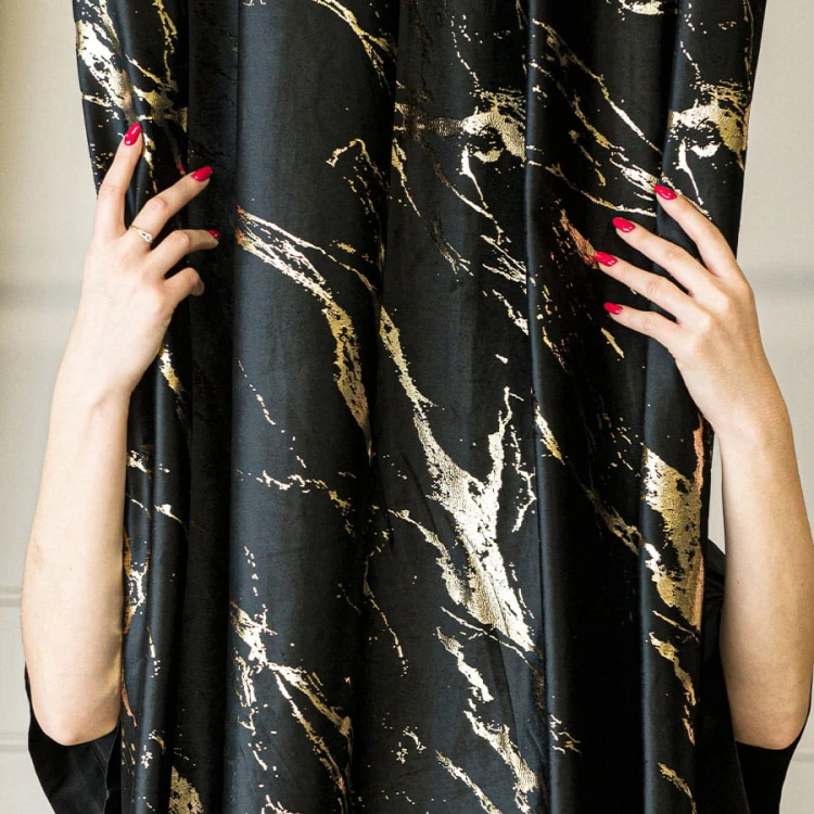 MARMA Zasłona gotowa na taśmie, szerokość 140cm x wysokość 250cm, kolor 111 czarny ze złotym nadrukiem na VELVI TD0033/ZGT/111/140250/1