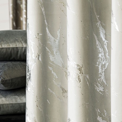 MARMA Zasłona gotowa na przelotkach, szerokość 140cm x wysokość 250cm, kolor 021 pastelowy szary ze srebrnym nadrukiem na VELVI TD0037/ZGP/021/140250/1