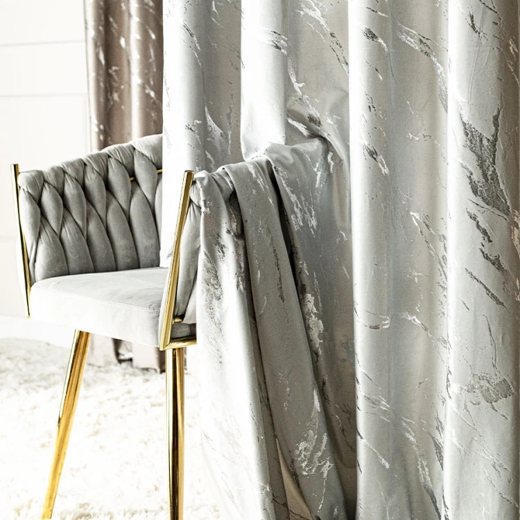 MARMA Zasłona gotowa na przelotkach, szerokość 140cm x wysokość 250cm, kolor 021 pastelowy szary ze srebrnym nadrukiem na VELVI TD0037/ZGP/021/140250/1