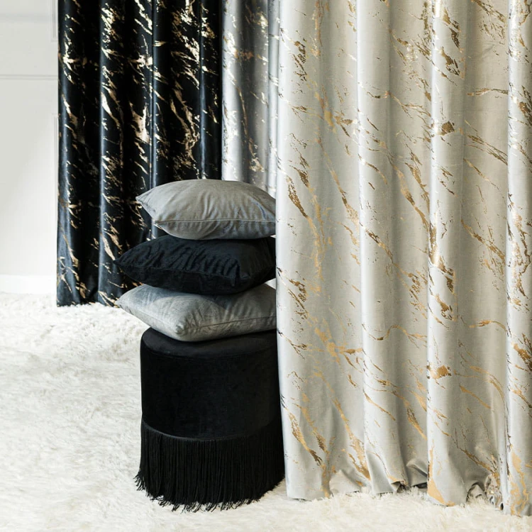 MARMA Zasłona gotowa na przelotkach, szerokość 140cm x wysokość 250cm, kolor 021 pastelowy szary ze złotym nadrukiem na VELVI TD0033/ZGP/021/140250/1