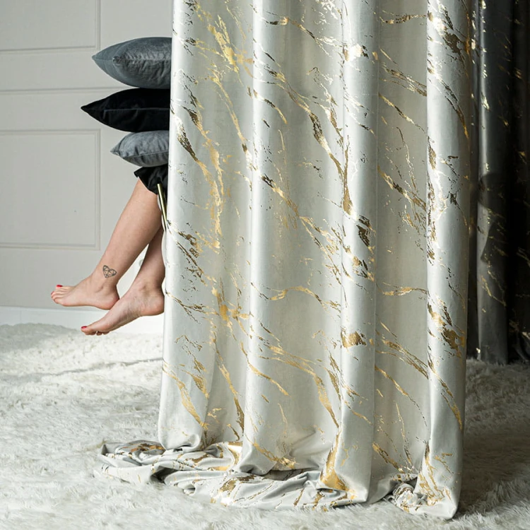 MARMA Zasłona gotowa na przelotkach, szerokość 140cm x wysokość 250cm, kolor 021 pastelowy szary ze złotym nadrukiem na VELVI TD0033/ZGP/021/140250/1