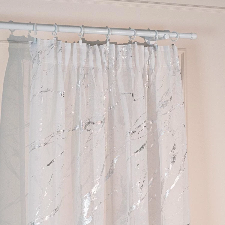 MARMA Firana gotowa na taśmie z ołowianką, szerokość 140cm x wysokość 250cm, kolor 001 biały ze srebrnym zdobieniem 132101/FGT/001/140250/1