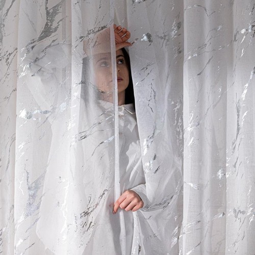 MARMA Firana gotowa na taśmie z ołowianką, szerokość 140cm x wysokość 250cm, kolor 001 biały ze srebrnym zdobieniem 132101/FGT/001/140250/1
