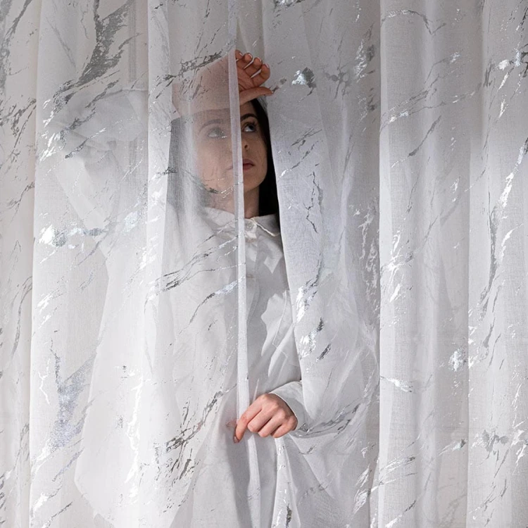 MARMA Firana gotowa na taśmie z ołowianką, szerokość 140cm x wysokość 250cm, kolor 001 biały ze srebrnym zdobieniem 132101/FGT/001/140250/1