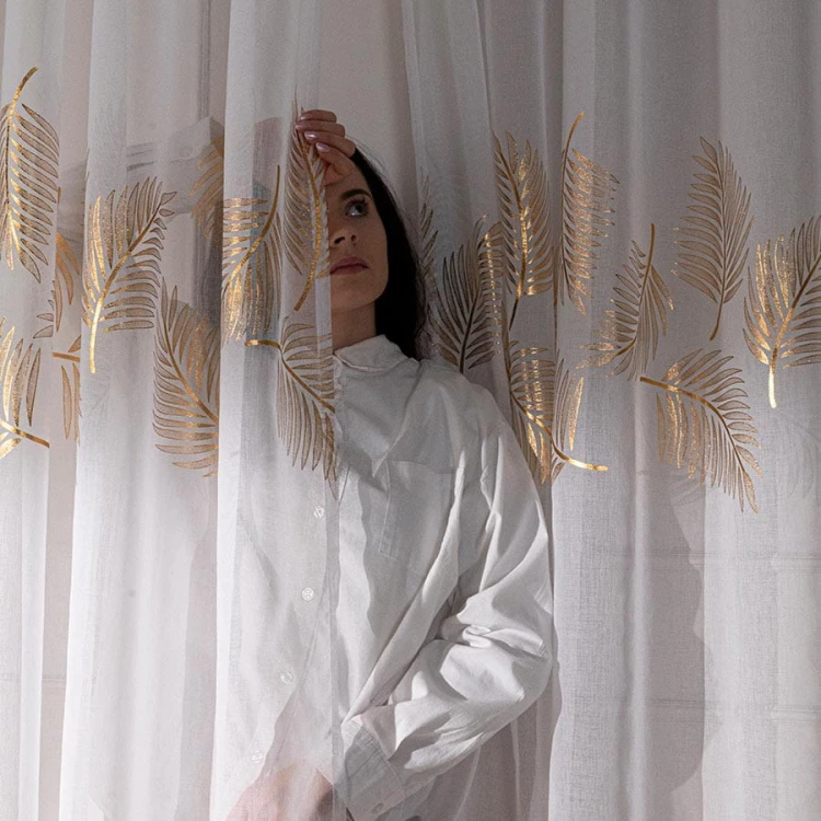 MARIETTA Firana gotowa na taśmie, szerokość 140cm x wysokość 250cm, kolor 004 biały ze złotym zdobieniem 000261/FGT/004/140250/1