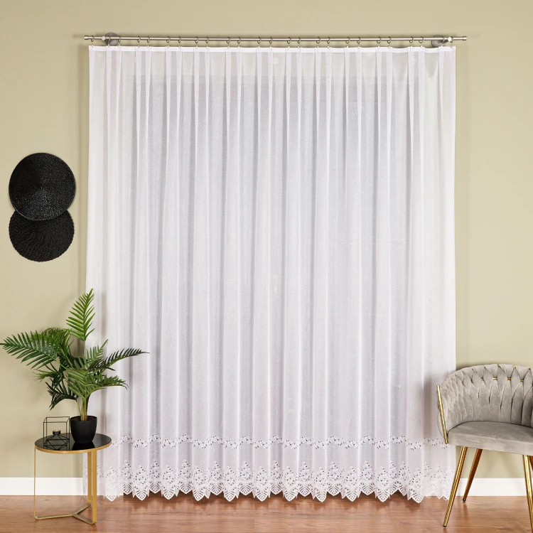 Firanka żakardowa ze wzorem pasowym, wysokość 250cm, kolor biały