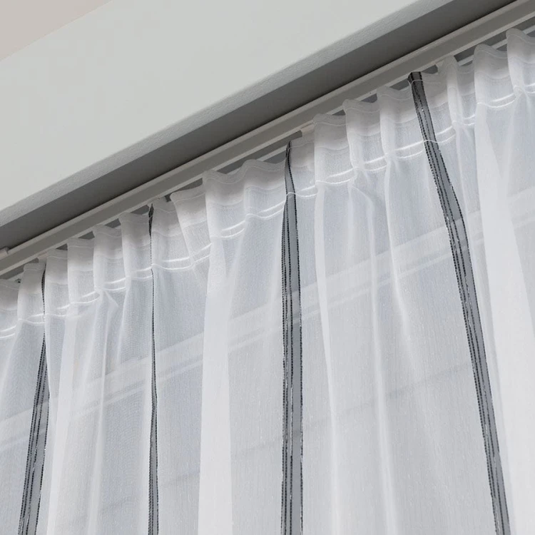 Firanka fantazyjna ze wzorem pasowym z ołowianką, wysokość 305cm, kolor biały z czarnym ze srebrną nitką