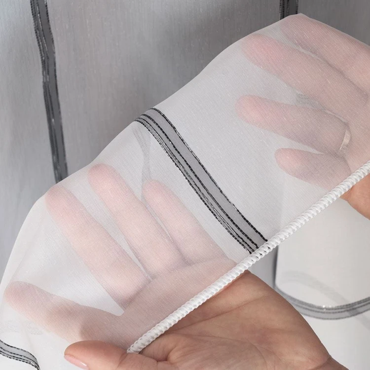 Firanka fantazyjna ze wzorem pasowym z ołowianką, wysokość 305cm, kolor biały z czarnym ze srebrną nitką