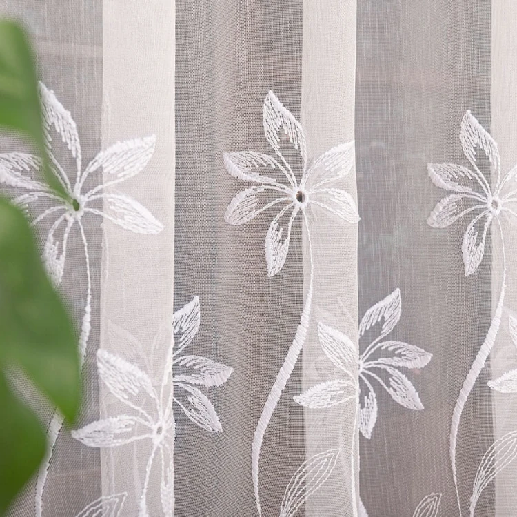 Firanka haftowana ze wzorem na samym dole, wysokość 280cm, kolor 001 biały 242779/768/001/000280/1