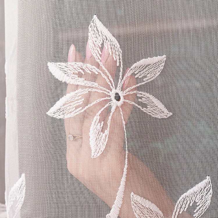 Firanka haftowana ze wzorem na samym dole, wysokość 280cm, kolor 001 biały 242779/768/001/000280/1