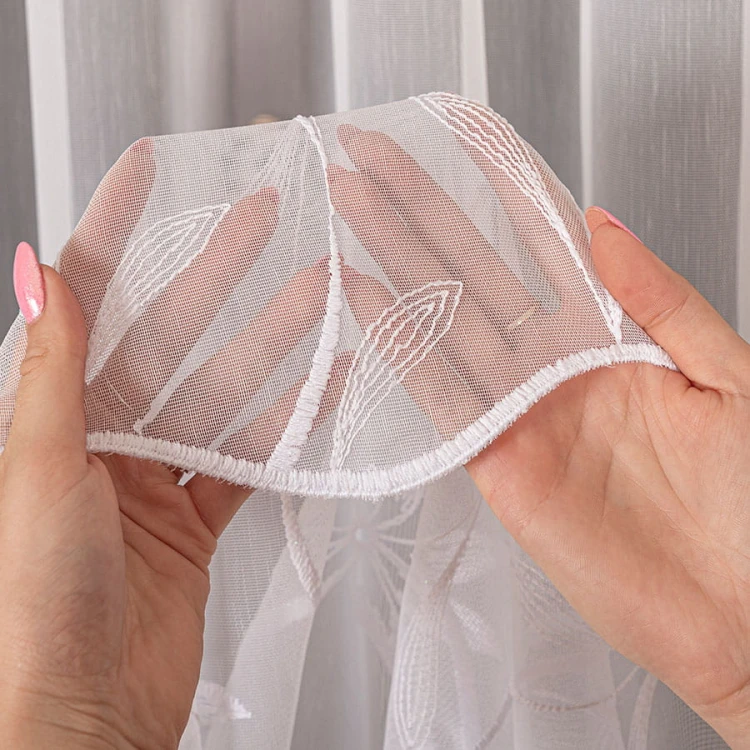 Firanka haftowana ze wzorem na samym dole, wysokość 280cm, kolor 001 biały 242779/768/001/000280/1