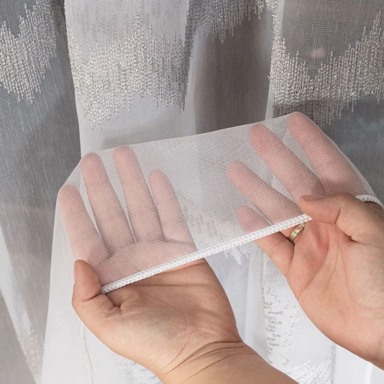 Firanka haftowana ze wzorem pasowym z ołowianką, wysokość 280cm, kolor 002 biały z szarym i srebrnym 112750/OLO/002/000280/1