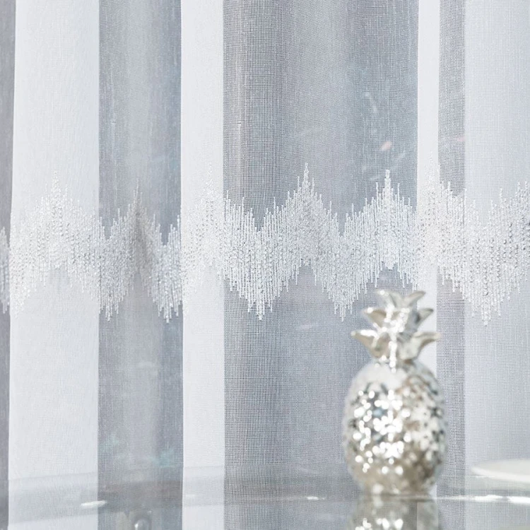 Firanka haftowana ze wzorem pasowym z ołowianką, wysokość 280cm, kolor 002 biały z szarym i srebrnym 112750/OLO/002/000280/1