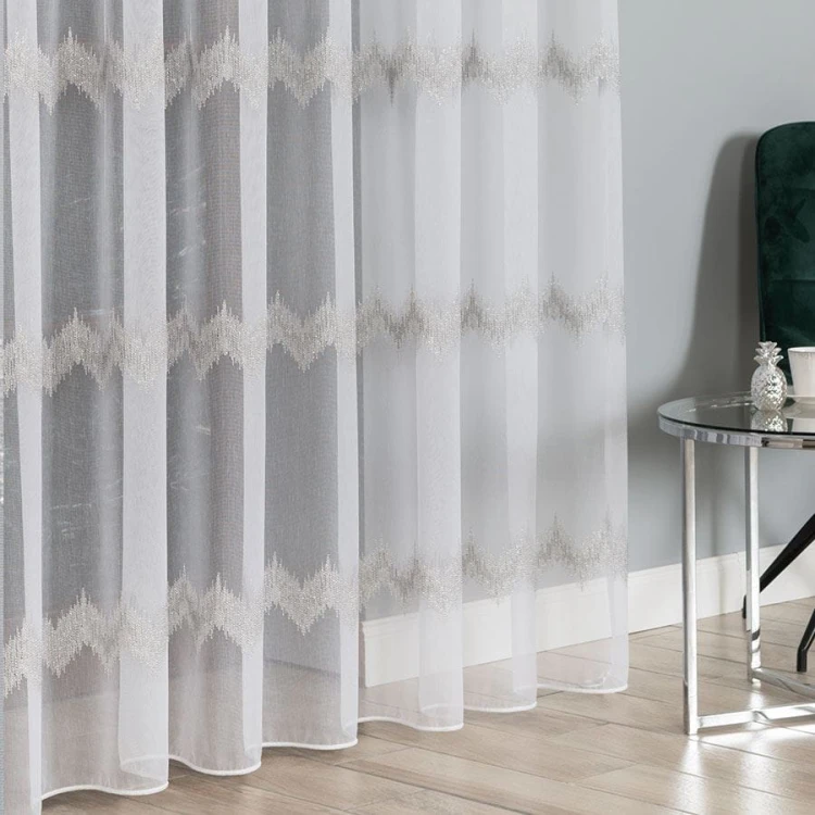 Firanka haftowana ze wzorem pasowym z ołowianką, wysokość 280cm, kolor 002 biały z szarym i srebrnym 112750/OLO/002/000280/1