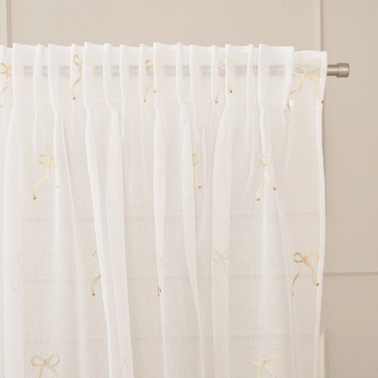KOKARDKA Firana gotowa na etaminie, haftowana, na taśmie, z ołowianką, szerokość 140 x wysokość 250cm, kolorbiały ze złotym