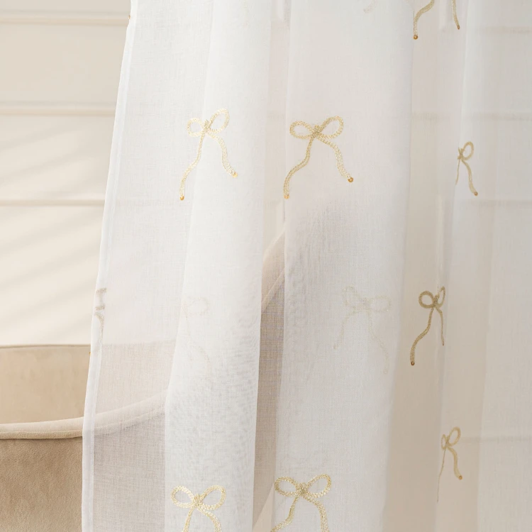 KOKARDKA Firana gotowa na etaminie, haftowana, na taśmie, z ołowianką, szerokość 140 x wysokość 250cm, kolorbiały ze złotym
