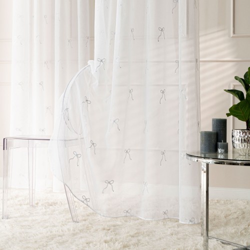 KOKARDKA Firana gotowa na etaminie, haftowana, na taśmie, z ołowianką, szerokość 140 x wysokość 250cm, kolor biały ze srebrnym