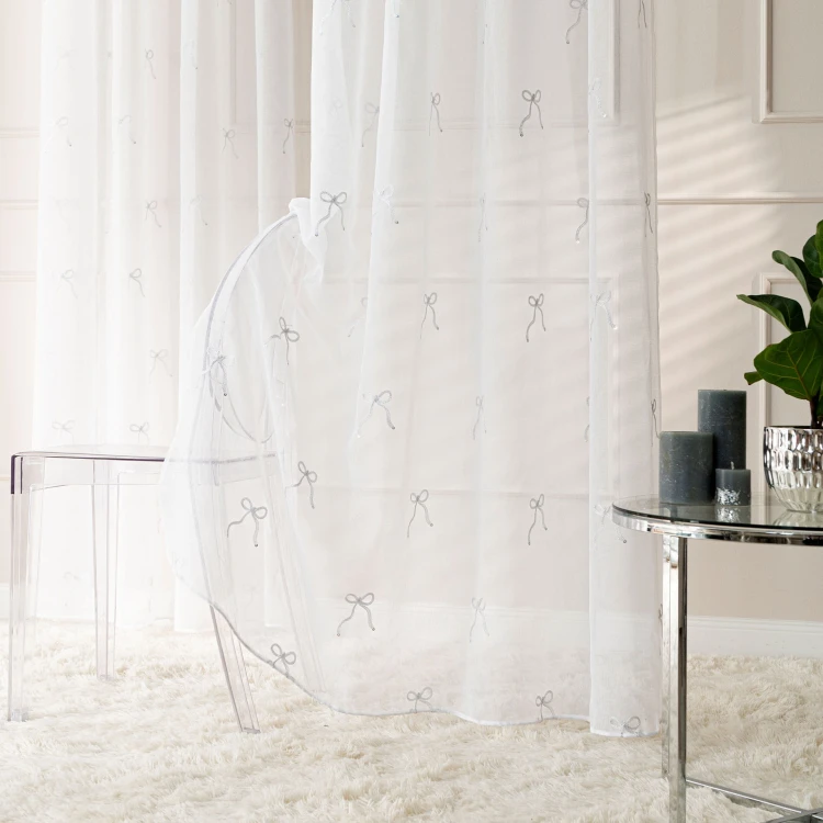 KOKARDKA Firana gotowa na etaminie, haftowana, na taśmie, z ołowianką, szerokość 140 x wysokość 250cm, kolor biały ze srebrnym