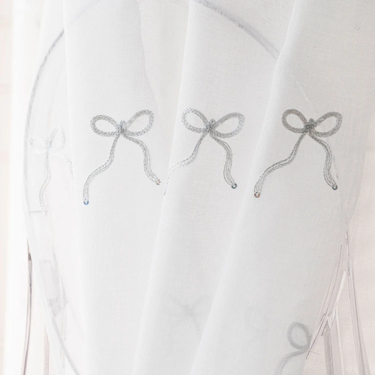 KOKARDKA Firana gotowa na etaminie, haftowana, na taśmie, z ołowianką, szerokość 140 x wysokość 250cm, kolor biały ze srebrnym