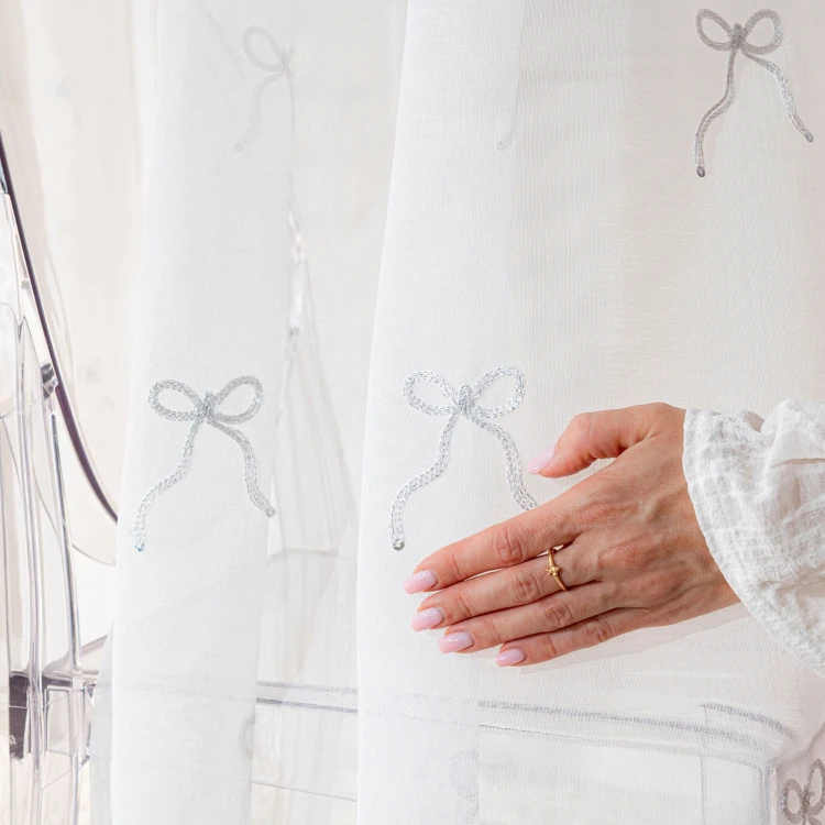 KOKARDKA Firana gotowa na etaminie, haftowana, na taśmie, z ołowianką, szerokość 140 x wysokość 250cm, kolor biały ze srebrnym