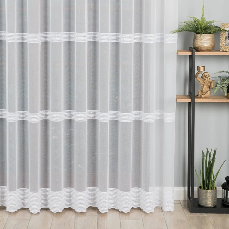 Firanka haftowana ze wzorem pasowym, wysokość 280cm, kolor biały