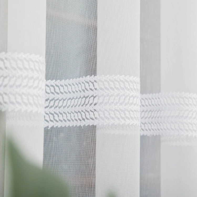 Firanka haftowana ze wzorem pasowym, wysokość 280cm, kolor biały