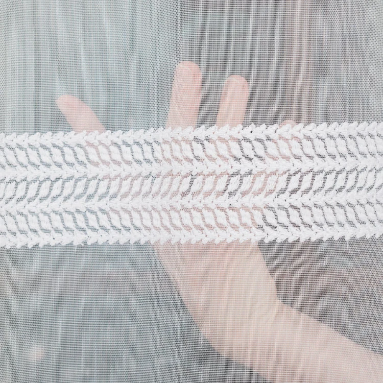 Firanka haftowana ze wzorem pasowym, wysokość 280cm, kolor biały