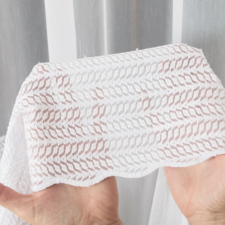 Firanka haftowana ze wzorem pasowym, wysokość 280cm, kolor biały