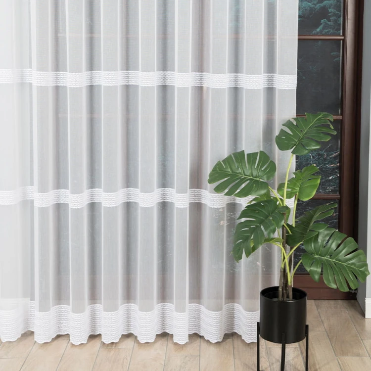 Firanka haftowana ze wzorem pasowym, wysokość 280cm, kolor biały