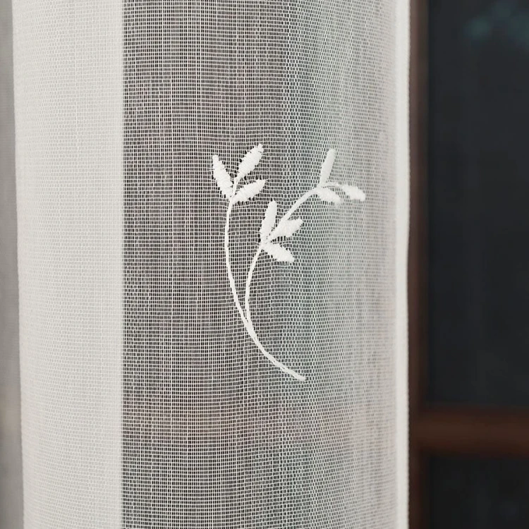 Firanka haftowana ze wzorem pasowym, wysokość 280cm, kolor kremowy