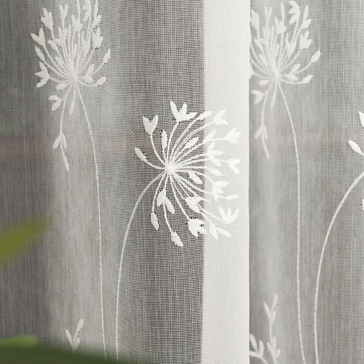 Firanka haftowana ze wzorem pasowym, wysokość 280cm, kolor kremowy