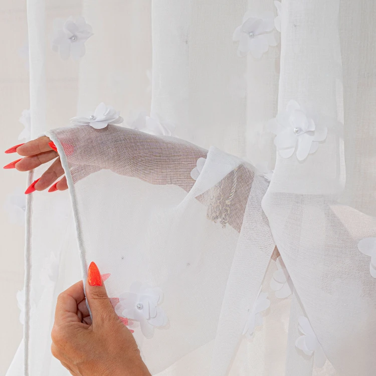 PERŁA Firanka gotowa, haftowana w kwiaty 3D z perłą, na srebrnych przelotkach, na etaminie, szerokość 140 x wysokość 250cm, kolor biały