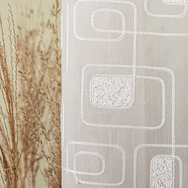 Firanka haftowana ze wzorem pasowym, wysokość 280cm, kolor  biały