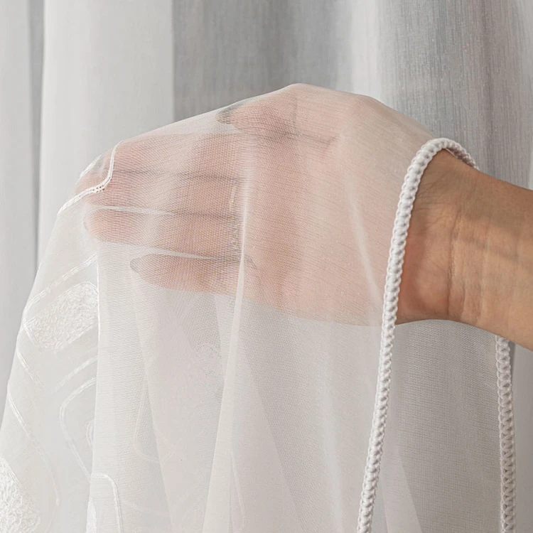 Firanka haftowana ze wzorem pasowym, wysokość 280cm, kolor  biały