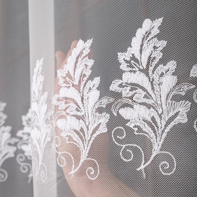 Firanka haftowana ze wzorem pasowym, wysokość 300cm, kolor biały