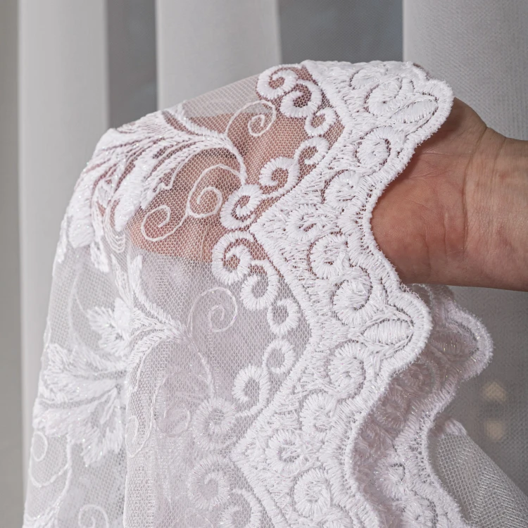 Firanka haftowana ze wzorem pasowym, wysokość 300cm, kolor biały