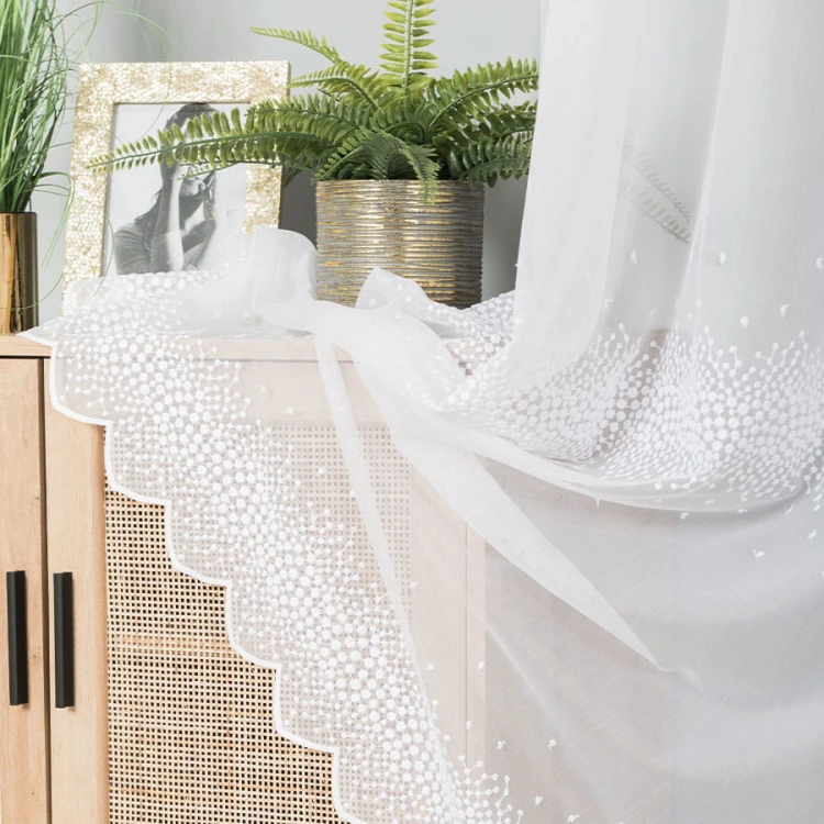 Firanka haftowana ze wzorem pasowym, wysokość 280cm, kolor biały