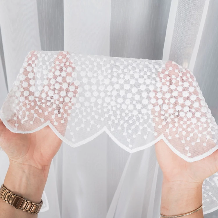 Firanka haftowana ze wzorem pasowym, wysokość 280cm, kolor biały