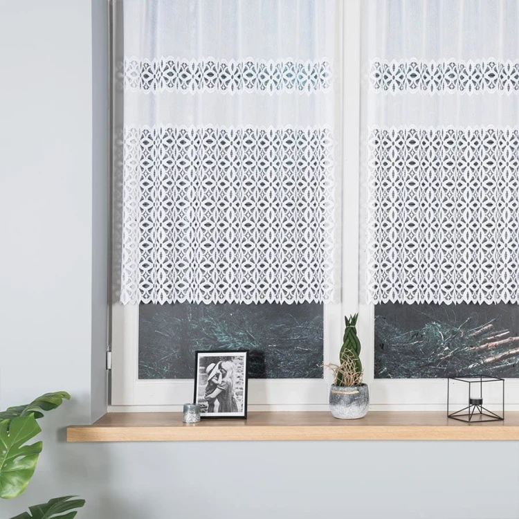 Firanka żakardowa ze wzorem pasowym, wysokość 110cm, kolor biały