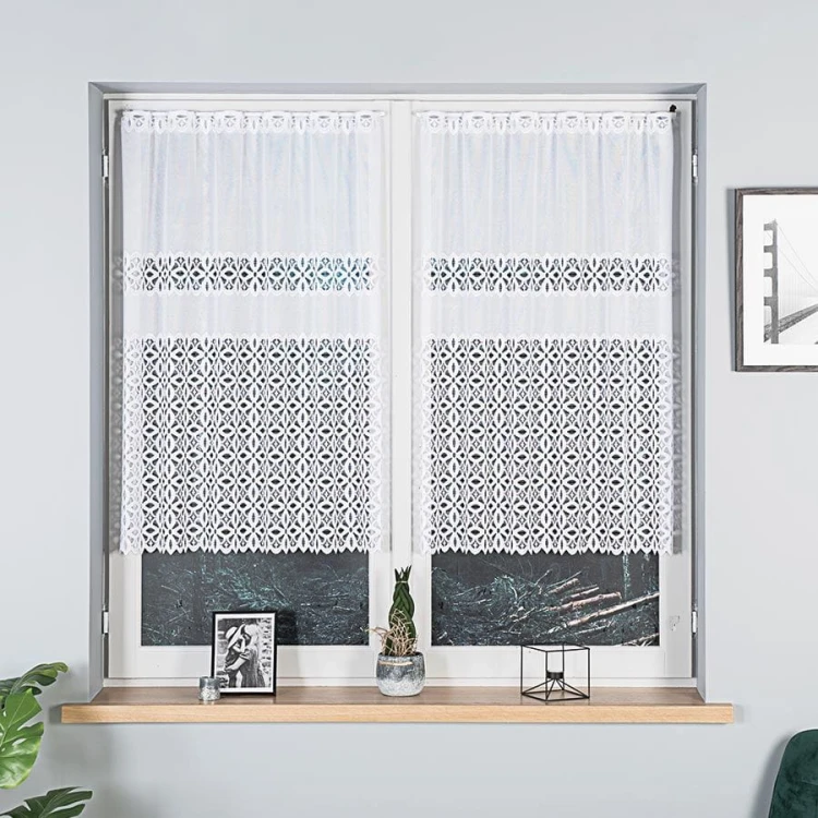 Firanka żakardowa ze wzorem pasowym, wysokość 110cm, kolor biały