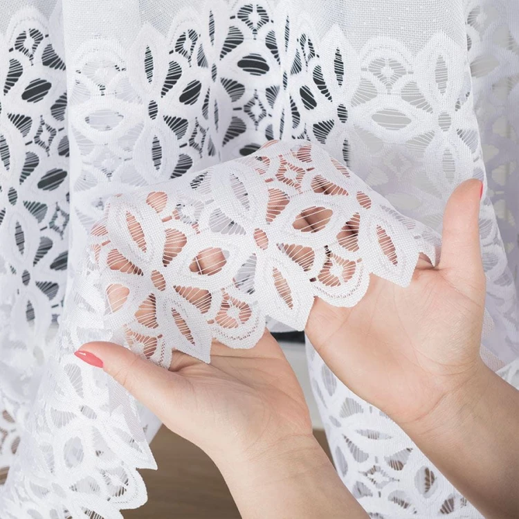 Firanka żakardowa ze wzorem pasowym, wysokość 110cm, kolor biały