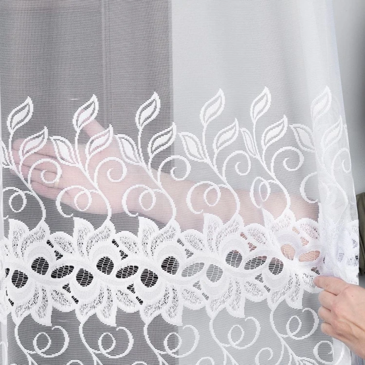 Firanka żakardowa ze wzorem pasowym, wysokość 200cm, kolor biały