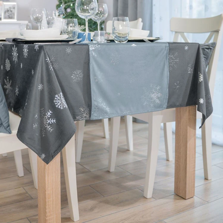 ŚNIEŻKI Bieżnik wodoodporny VELVET, 40x140cm, kolor jasny niebieski ze srebrnym zdobieniem