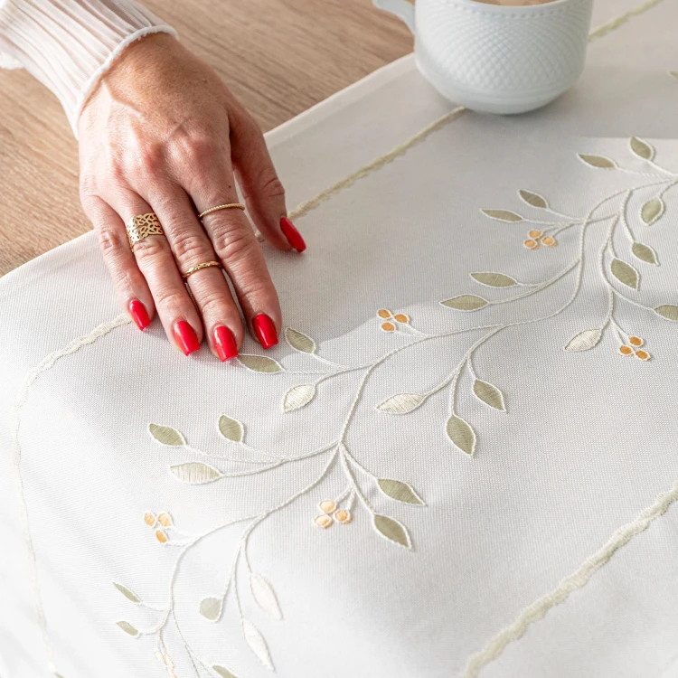 ZIELONA MELODIA Bieżnik z haftem, szerokość 38cm x wysokość 140cm, kolor biały