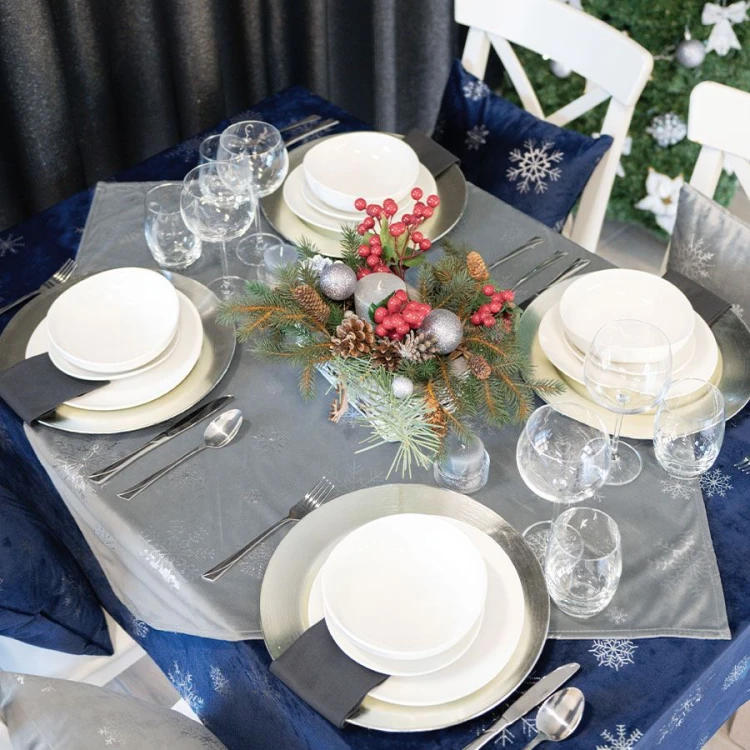 ŚNIEŻKI Serweta wodoodporna VELVET, 85x85cm, kolor jasny szary ze srebrnym zdobieniem