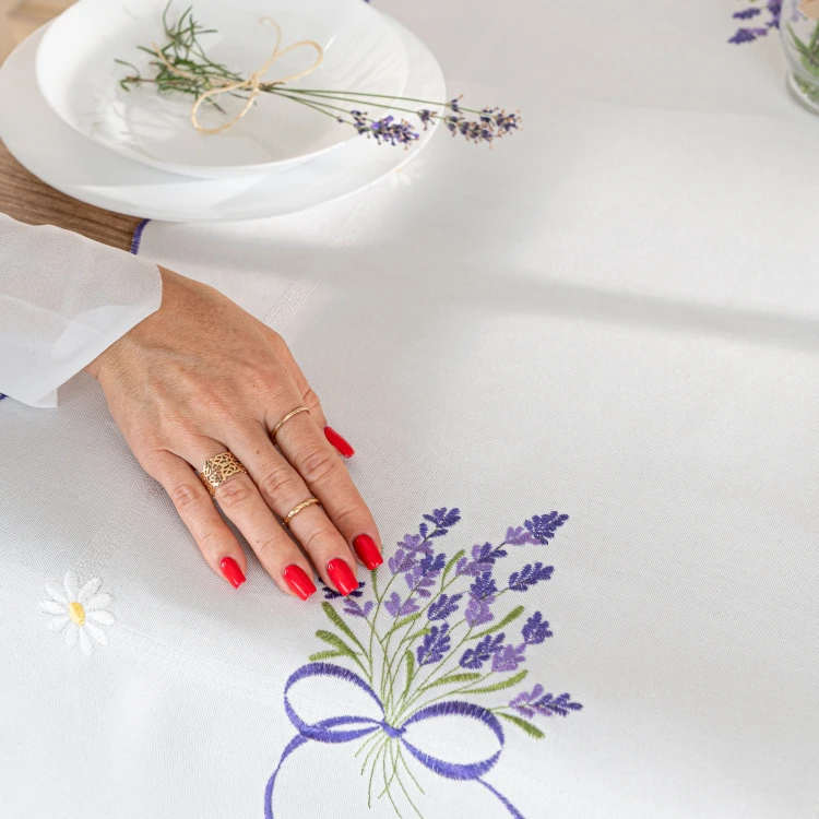 LAWENDOWA POLANA Serweta z haftem, szerokość 85cm x wysokość 85cm, kolor biały