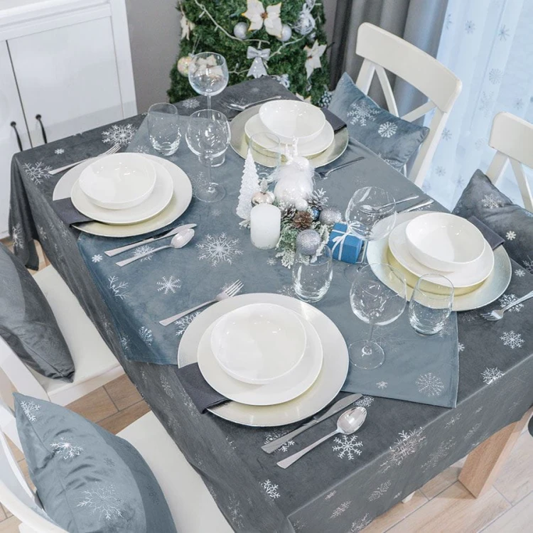 ŚNIEŻKI Serweta wodoodporna VELVET, 85x85cm, kolor jasny niebieski ze srebrnym zdobieniem